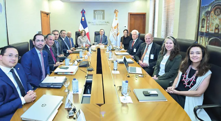 Valdez Albizu recibe delegación de la Oficina de Asistencia Técnica del Departamento del Tesoro de EE. UU.