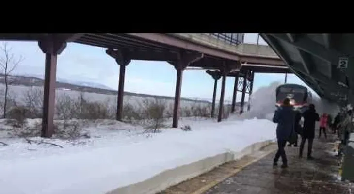 Un tren provoca un "tsunami de nieve" al llegar a la estación