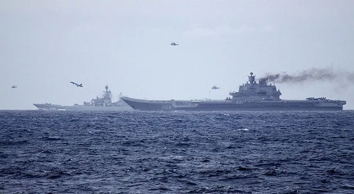 Graban al portaaviones ruso Admiral Kuznetsov cruzando canal Mancha