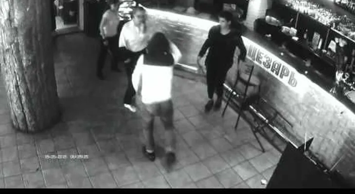 Video: Mesera rusa noqueó a hombre quiso sobrepasarse 