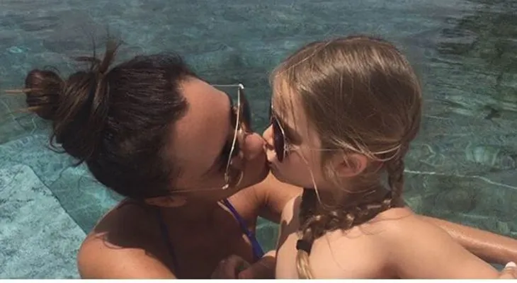 Victoria Beckham besa a su hija en la boca y desata criticas en las redes 