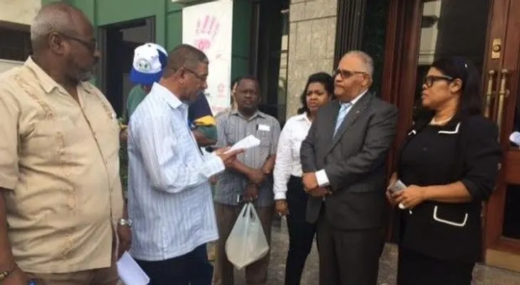 Sindicalistas realizan piquete frente al CNSS