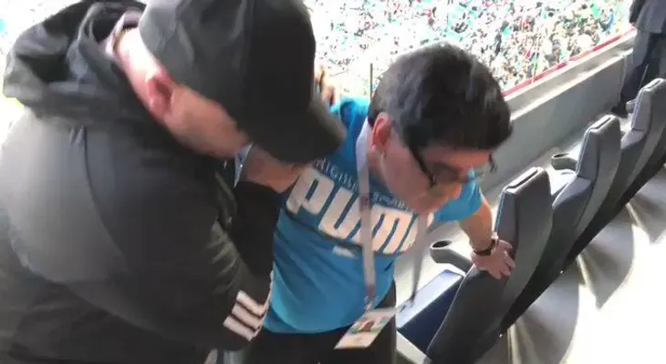 Maradona le da un "yeyo" y termina en el hospital