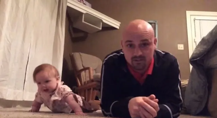 Una bebé que hace flexiones con su padre arrasa en Internet