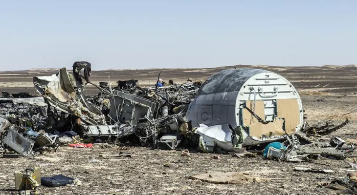 El Comité Interestatal de Aviación de Rusia sostiene que el Airbus de Kogalymavia se desintegró en el aire