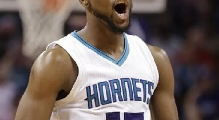 Hornets superan al Heat y empatan la serie de playoffs