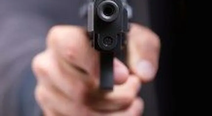 Apresan juez que fue borracho a casa de ex esposa y trató de agredirla