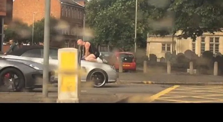 Un hombre ataca a "cabezazos" a un carro Mercedes Benz