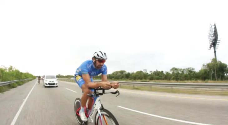 Ciclista rompe récord al cruzar de Punta Cana a Montecristi en menos de 14 horas