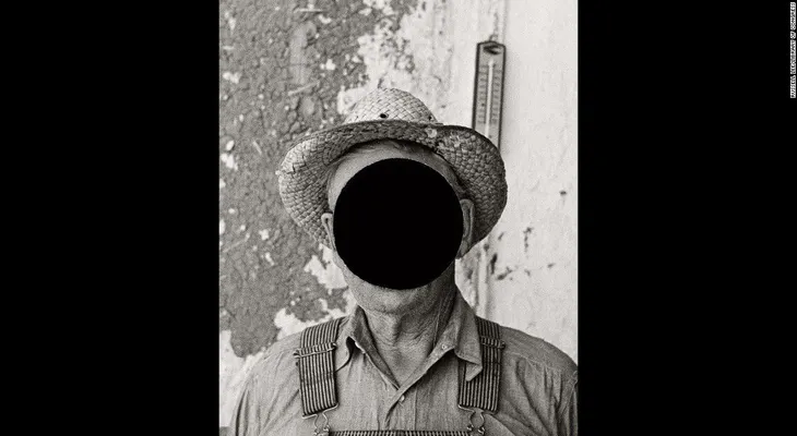 El misterio de las fotos con agujeros