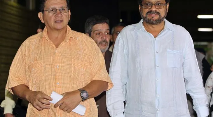 FARC anuncian "pausa" en diálogos de paz para analizar propuesta de referendo