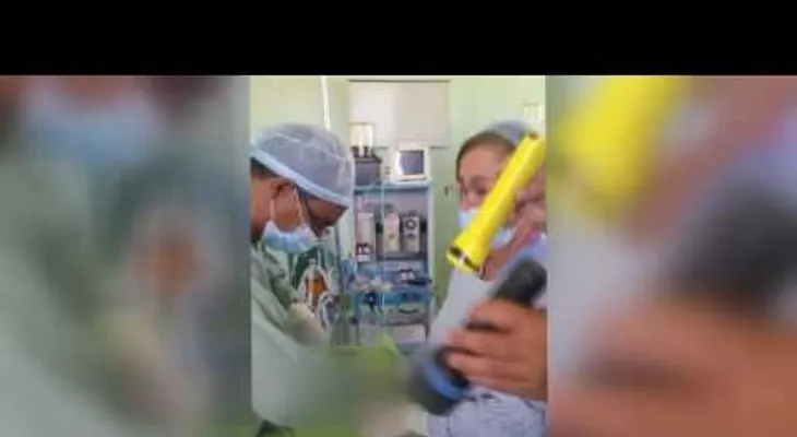 ¡Insólito! Médicos realizan cirugía con linternas por falta de energía eléctrica en Mao