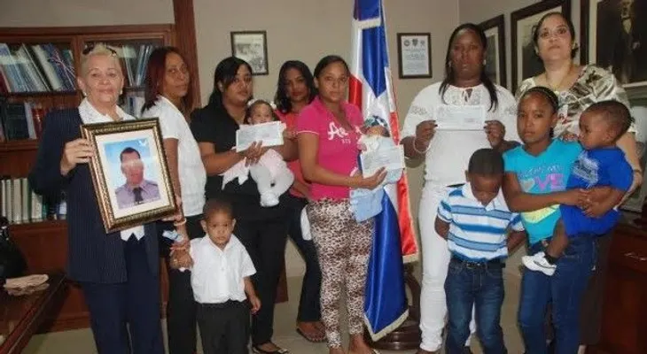 Entregan RD$2.1 millones a familiares de tres  policías caídos 