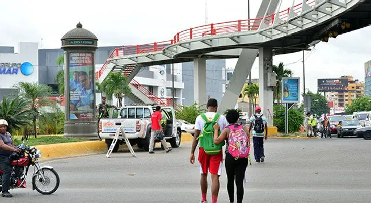 Multarán personas que no usen puentes y cruces peatonales 