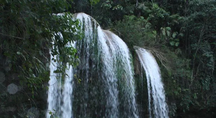 El Zumbador, una cascada con sábanas blancas de agua