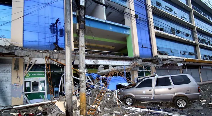 Al menos seis muertos, decenas de heridos y edificios caídos tras sismo en Filipinas