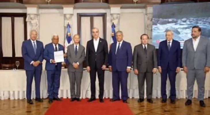 Abinader entrega títulos de propiedad de los parques nacionales Loma Novillero y Montaña La Humeadora