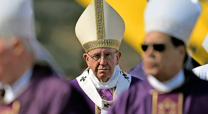 ¿Mujeres que casan y bautizan? El papa estaría dispuesto a estudiarlo