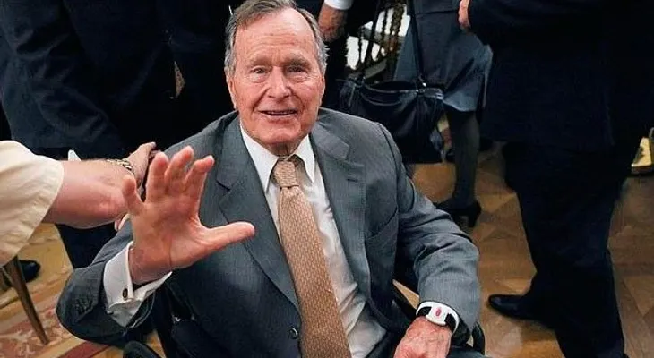 George Bush sufre una caída y se rompe un hueso; lo ingresan a hospital 