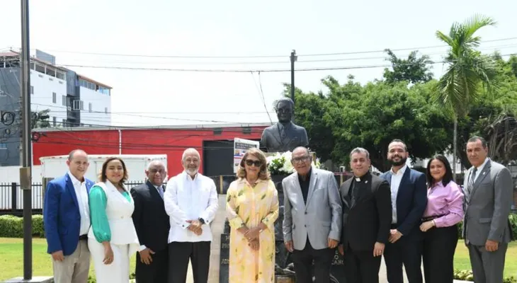 Listín Diario conmemora 137 años de fundación con ofrenda floral a Arturo J. Pellerano