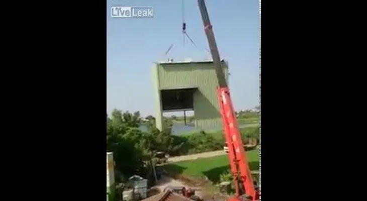 ¿Peor empleado del año? Este operador de grúa no hizo bien su trabajo...
