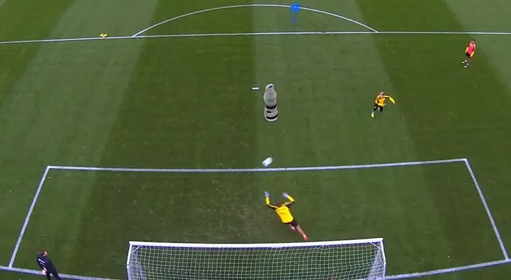 El golazo con una pirueta jamás vista de un futbolista del Borussia Dortmund