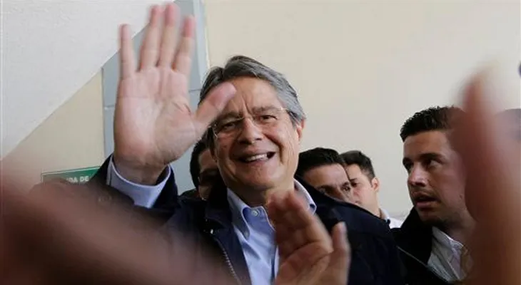 Tres encuestadoras dan ganador a Guillermo Lasso; otra lo atribuye a Lenin Moreno 
