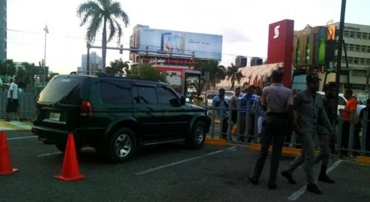 Dos heridos en confuso incidente en parqueo plaza comercial en la 27 de Febrero