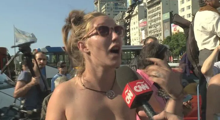 Protesta en Argentina tras polémica por toples en una playa de la provincia Buenos Aires