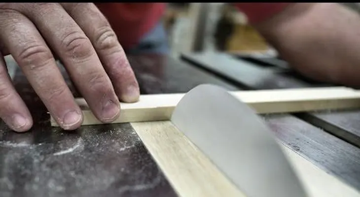 ¿Es posible cortar madera con papel?