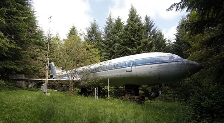 Un hombre convierte un Boeing 727 en su hogar en pleno bosque 