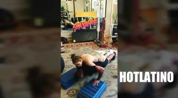 Jennifer López hace ejercicios encima de su novio Alex Rodríguez