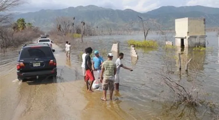 El crecimiento del lago Enriquillo amenaza con sumergir al pueblo