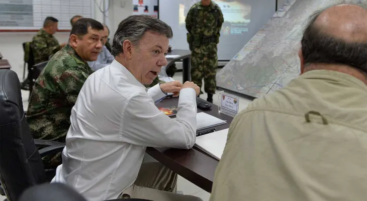 Santos hace advertencia a las FARC y ordena operativos contra el ELN