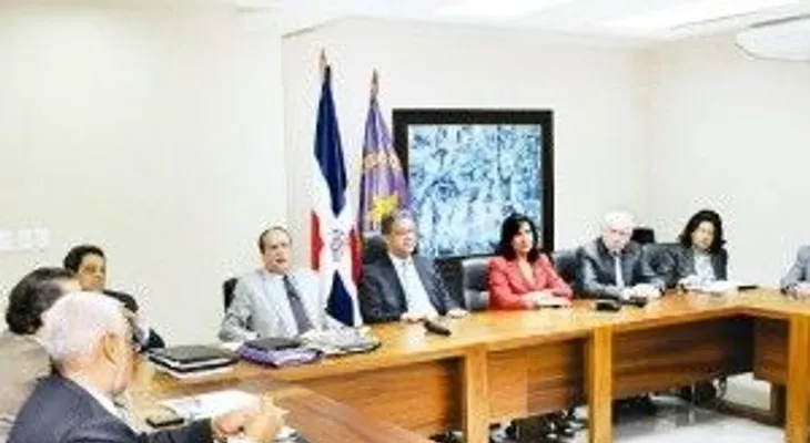 Leonel encabeza reunión con secretarías del PLD