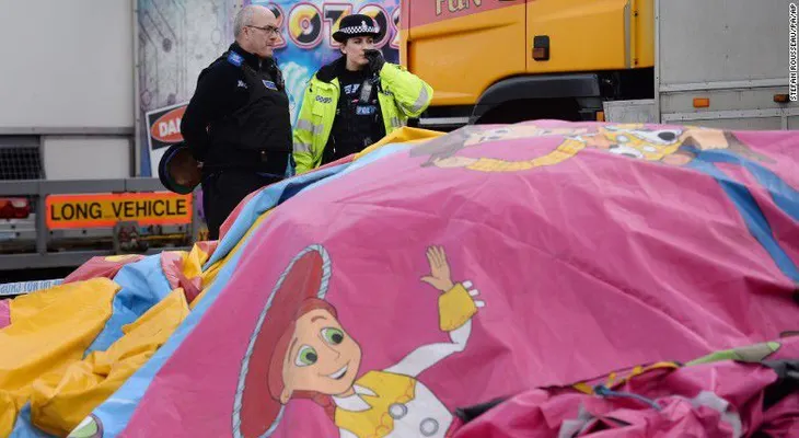 Niña muere después de que al castillo inflable en el que jugaba se lo lleva el viento