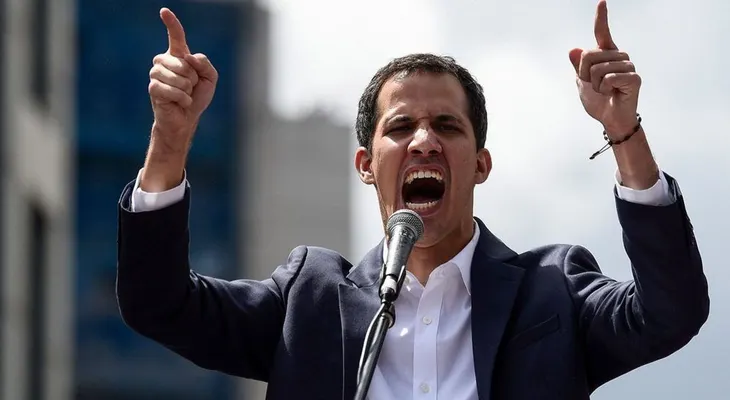 Guaidó pregunta a militares si Maduro saldrá "por las buenas o por las malas"