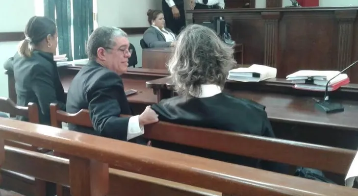 Tribunal suspende para el 23 de septiembre juicio por caso estafa a Educación; ministro asistió 