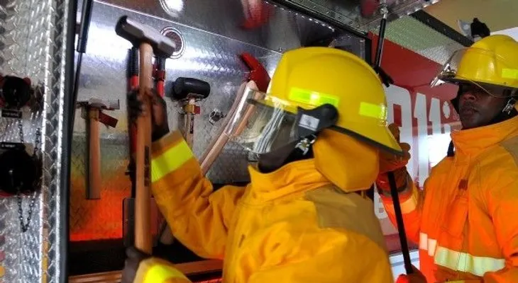 El 911 saca joven atrapado en ascensor