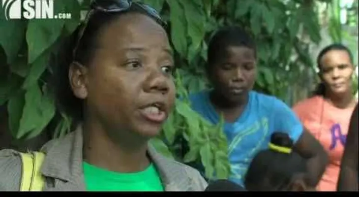 Padres protestan porque no les dejan inscribir a sus hijos en escuela de Manoguayabo