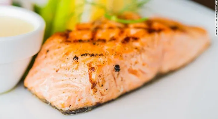¿A qué hora debes comer para bajar más rápido de peso?