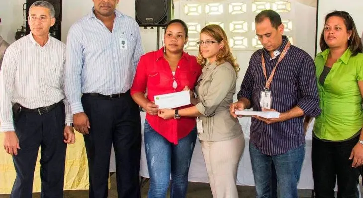 Falcondo entrega más de un millón de pesos en bonos a damnificados por lluvias 