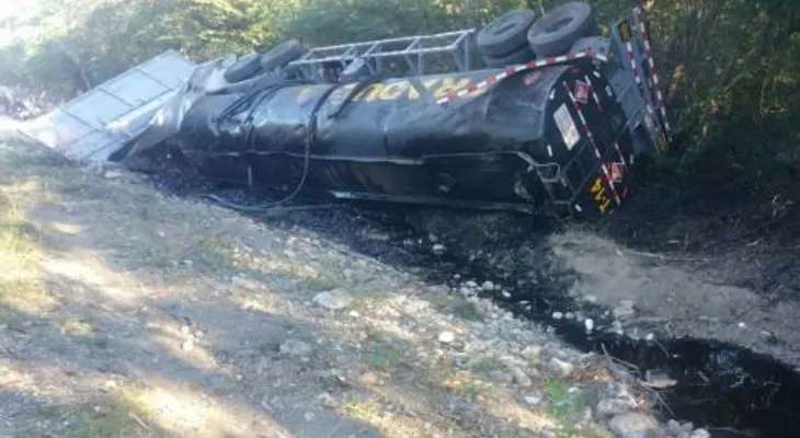 Tanquero lleno de combustible se vuelca en carretera Baní-Azua; muere su chofer