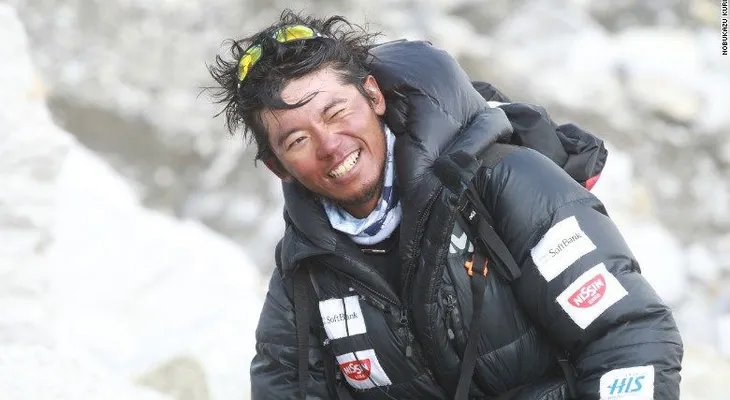 Alpinista japonés es el primero en escalar el Everest después de avalancha