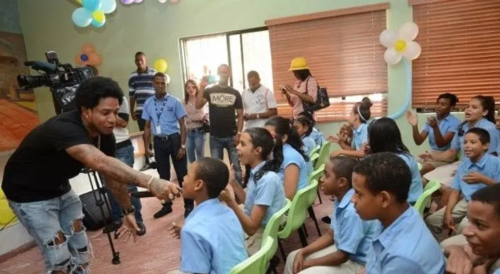 Vakeró visita la escuela República Dominicana en Villa Juana