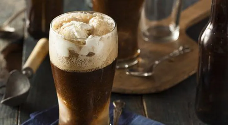 Flotante de cerveza de raíz