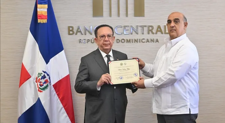 Gobernador Valdez Albizu recibe reconocimiento Colegio Dominicano de Economistas