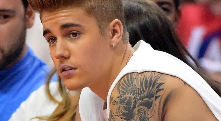 Retiran cargo de agresión a Bieber 