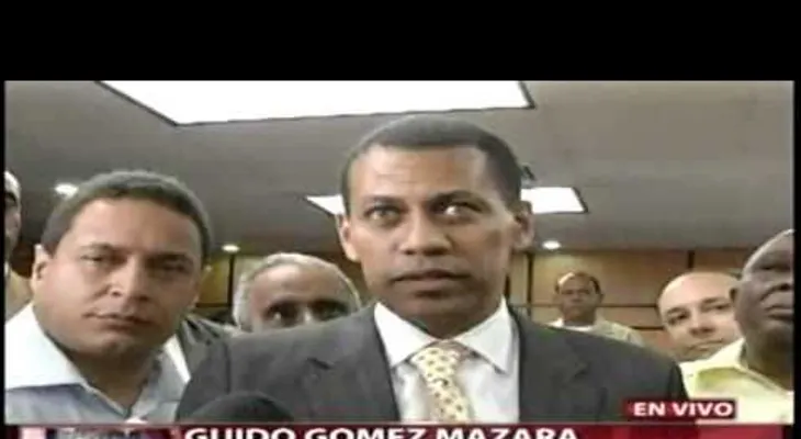 Policías sacan a la fuerza a seguidores de Guido Gómez del TSE