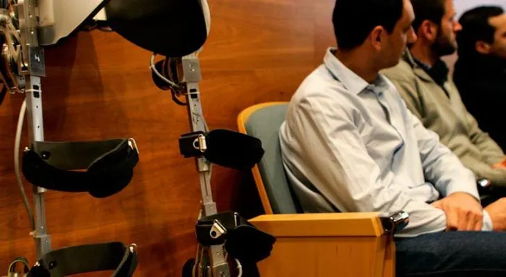 Presentan exoesqueleto robótico para rehabilitación